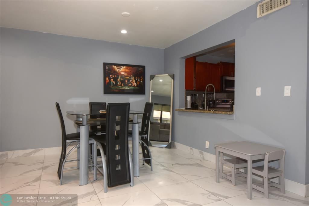 Active With Contract: $189,000 (2 beds, 2 baths, 1019 Square Feet)