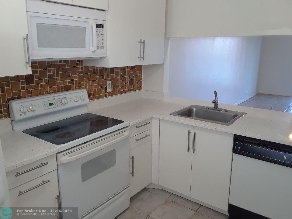 For Rent: $2,000 (2 beds, 2 baths, 810 Square Feet)