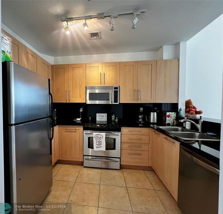 For Rent: $2,295 (0 beds, 1 baths, 634 Square Feet)