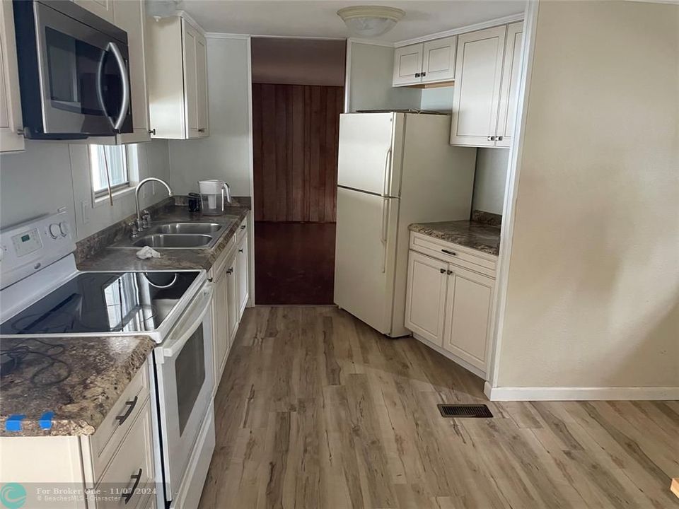 For Sale: $249,900 (3 beds, 2 baths, 955 Square Feet)