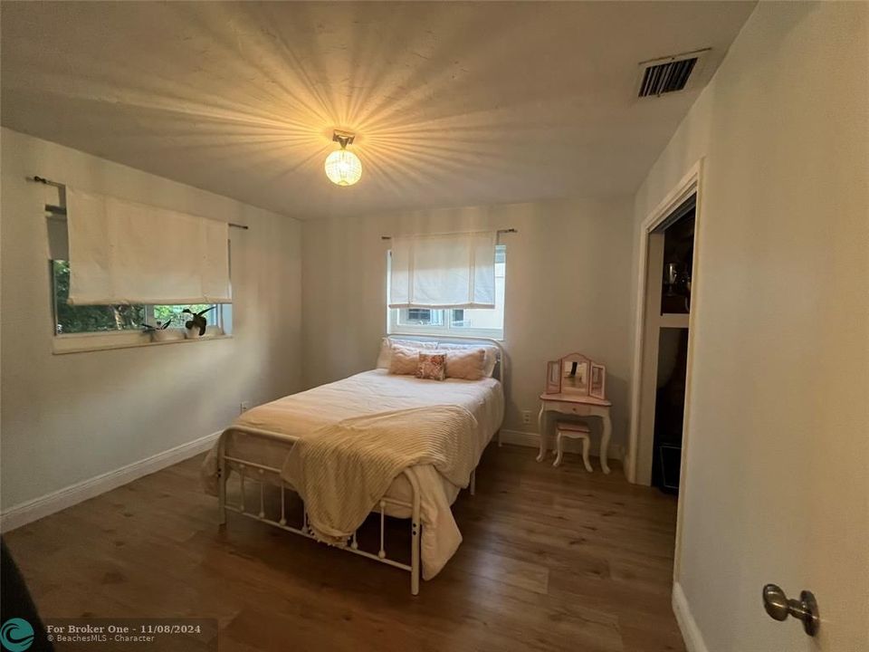 For Sale: $539,900 (2 beds, 1 baths, 1164 Square Feet)