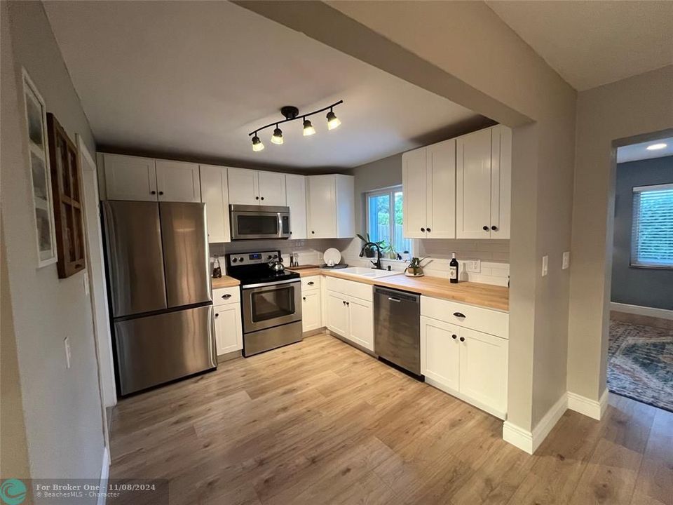 For Sale: $539,900 (2 beds, 1 baths, 1164 Square Feet)