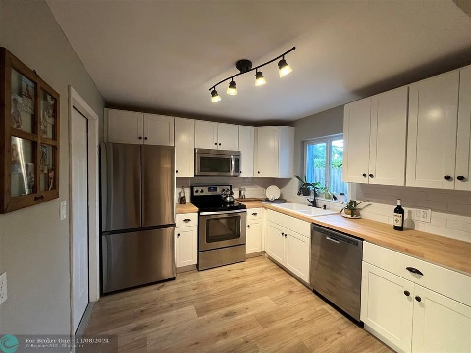 For Sale: $539,900 (2 beds, 1 baths, 1164 Square Feet)