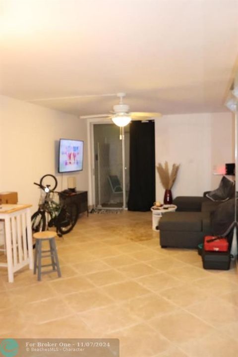 For Sale: $175,000 (1 beds, 1 baths, 862 Square Feet)