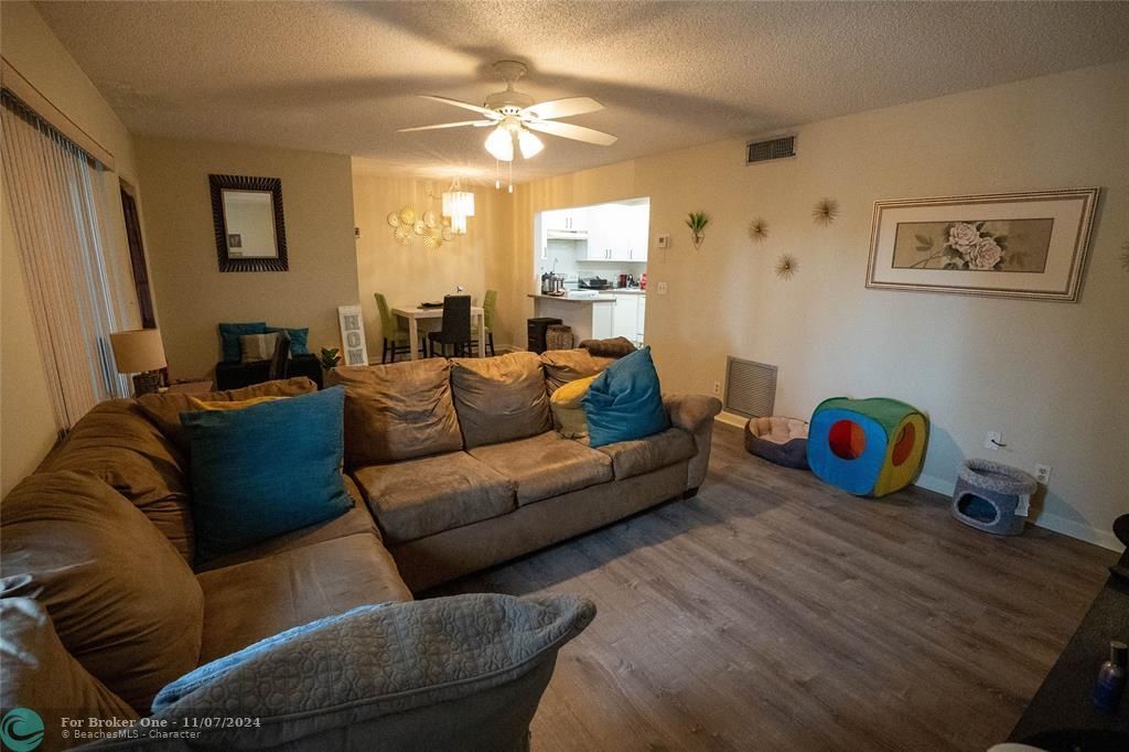 For Rent: $2,000 (2 beds, 2 baths, 1115 Square Feet)