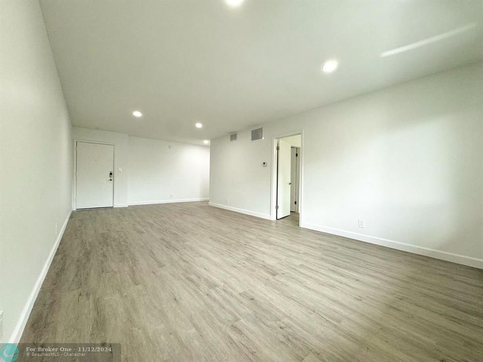 For Sale: $263,000 (1 beds, 1 baths, 750 Square Feet)