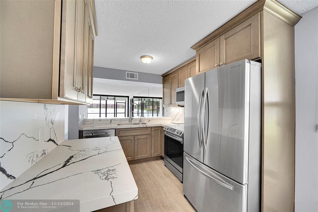 For Sale: $249,000 (2 beds, 2 baths, 1090 Square Feet)