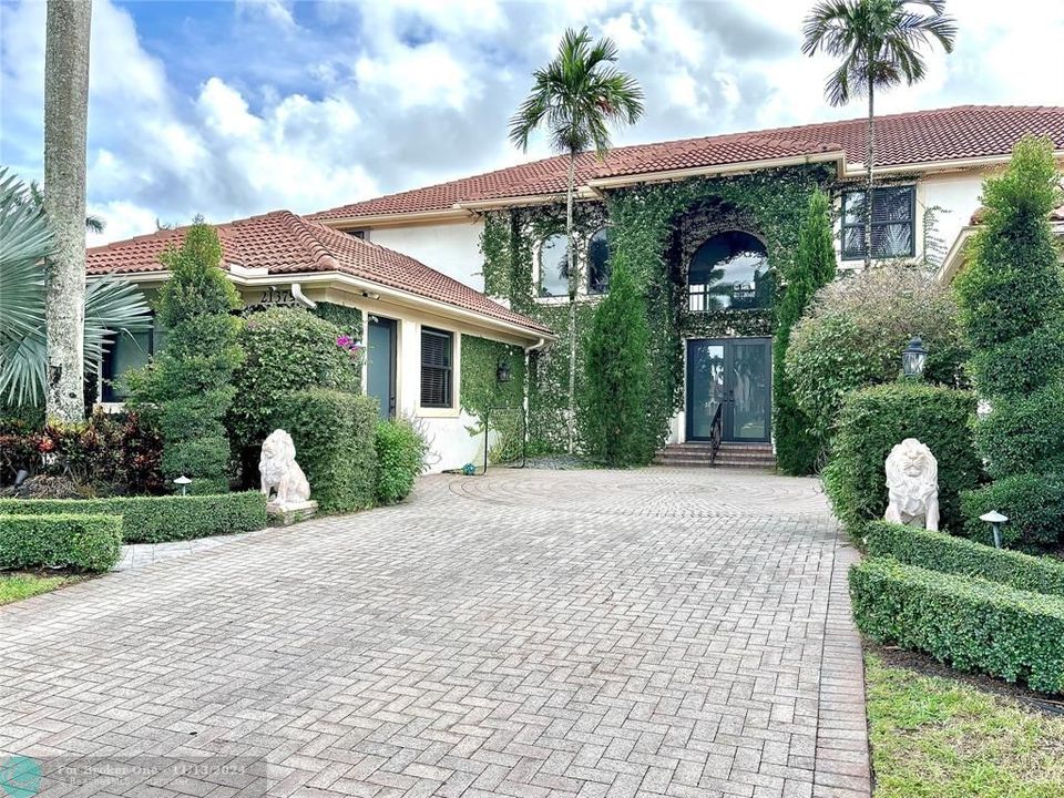 For Sale: $1,750,000 (7 beds, 4 baths, 5068 Square Feet)