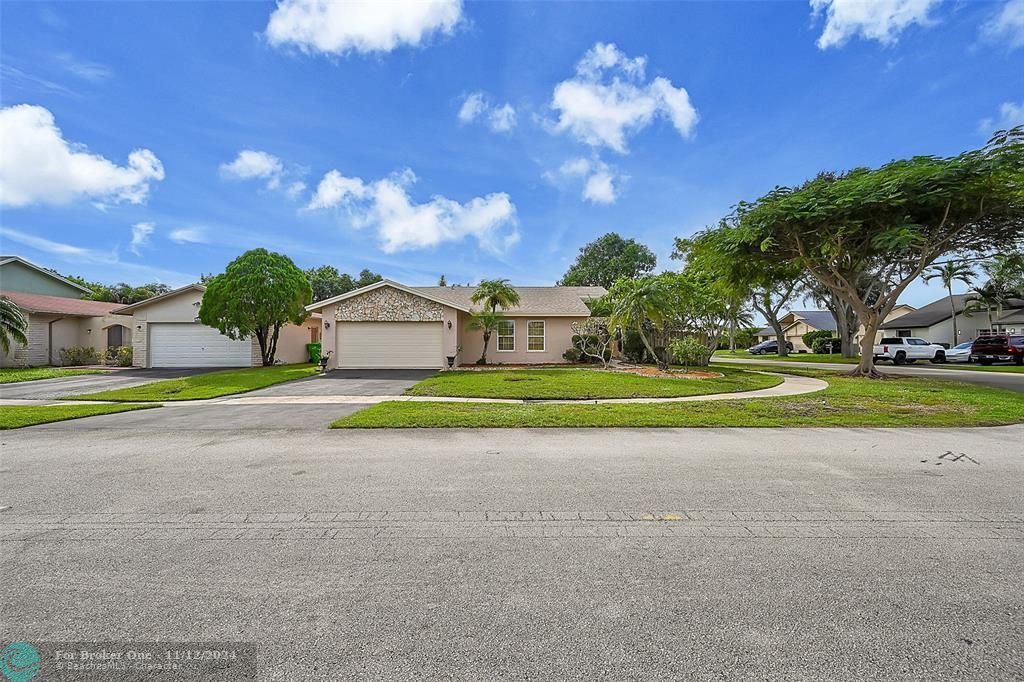 For Sale: $569,999 (4 beds, 2 baths, 1944 Square Feet)