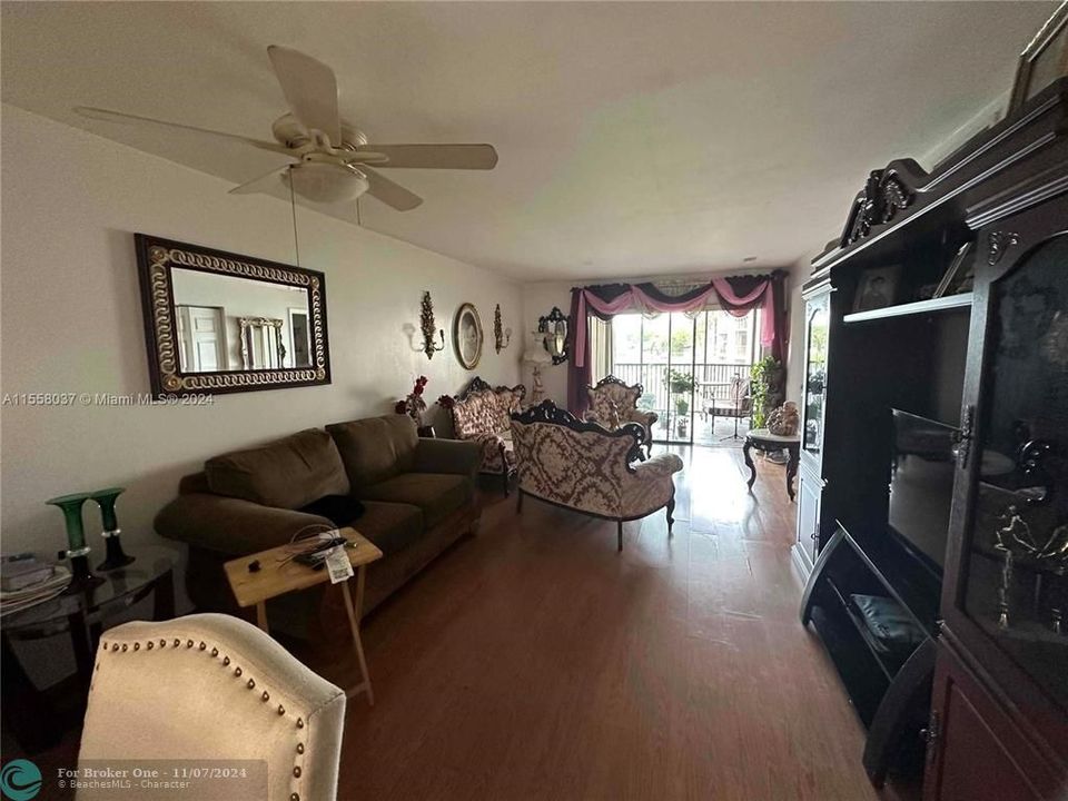 For Sale: $205,900 (2 beds, 2 baths, 820 Square Feet)