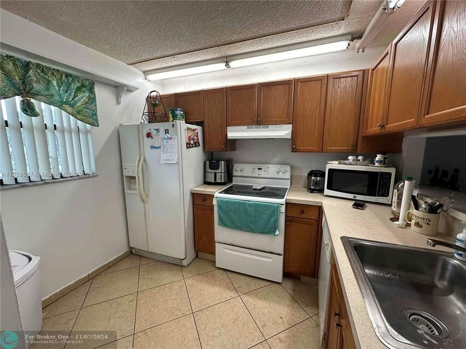 For Sale: $205,900 (2 beds, 2 baths, 820 Square Feet)