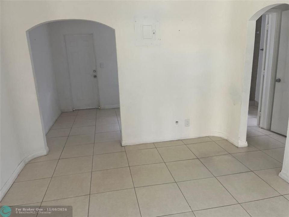 For Sale: $1,600 (1 beds, 1 baths, 2387 Square Feet)