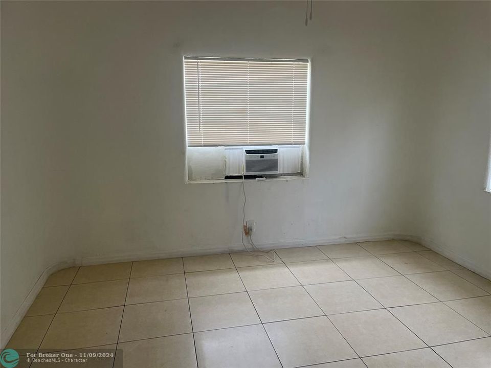 For Sale: $1,600 (1 beds, 1 baths, 2387 Square Feet)