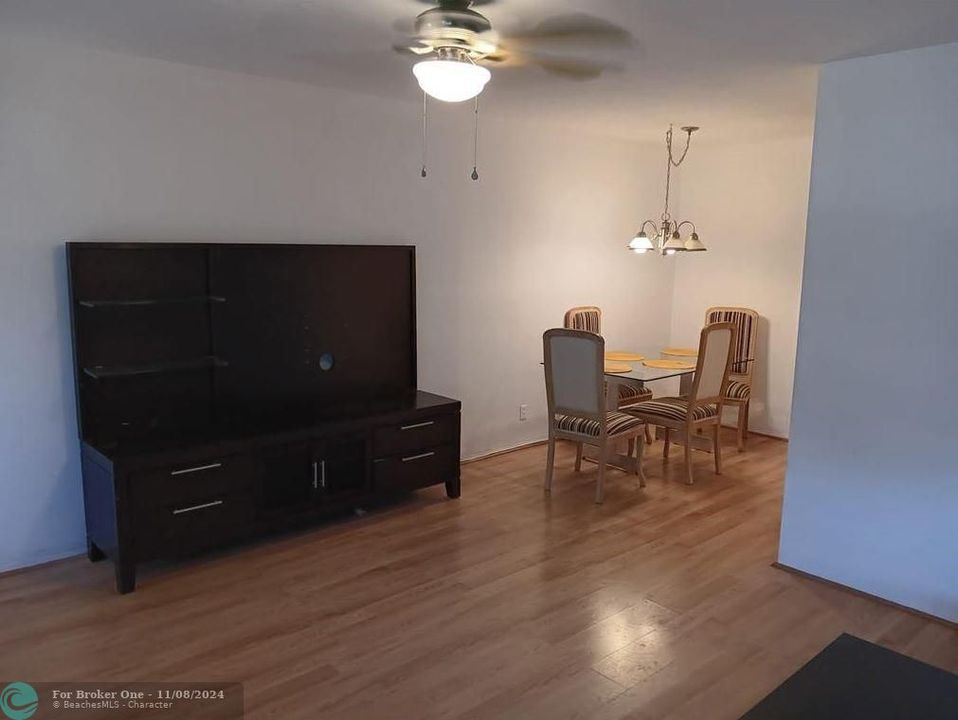 For Rent: $1,450 (1 beds, 1 baths, 600 Square Feet)