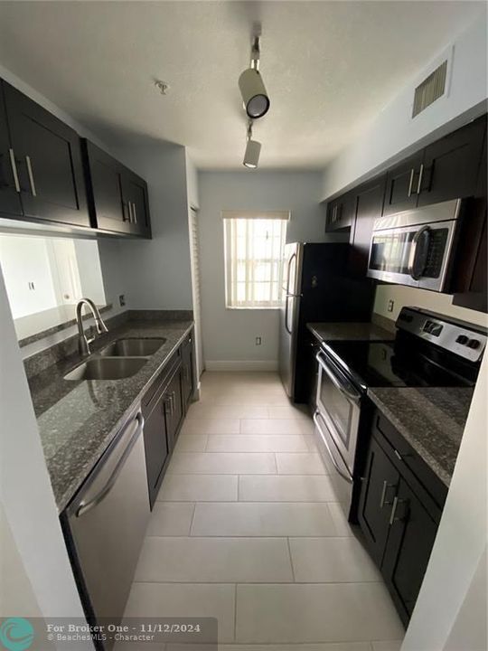 For Rent: $2,200 (2 beds, 1 baths, 830 Square Feet)