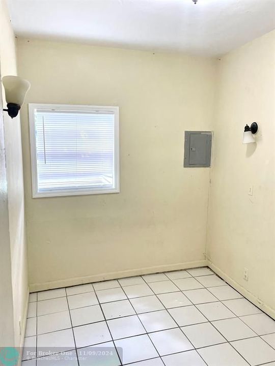 Active With Contract: $1,750 (2 beds, 1 baths, 972 Square Feet)