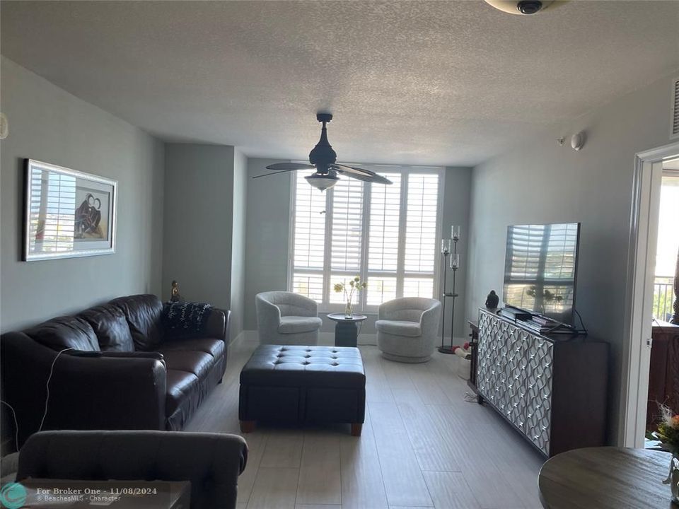 For Rent: $3,350 (2 beds, 2 baths, 1194 Square Feet)