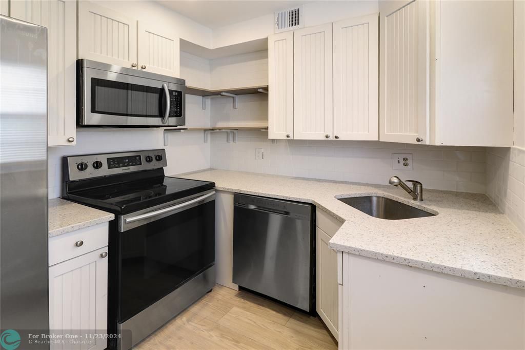 For Sale: $169,500 (2 beds, 1 baths, 954 Square Feet)