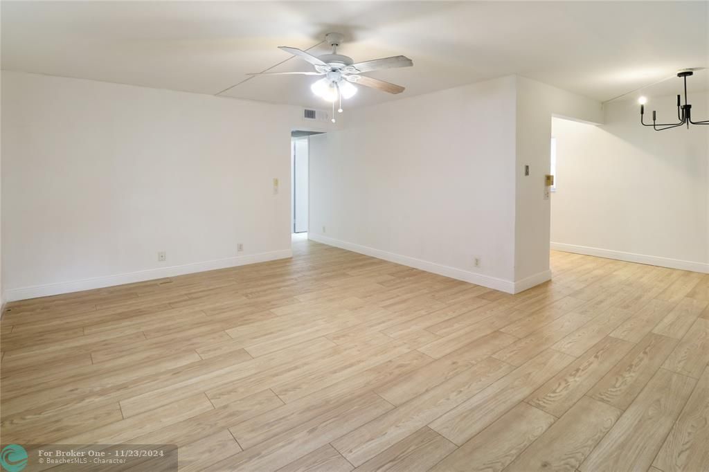 For Sale: $169,500 (2 beds, 1 baths, 954 Square Feet)