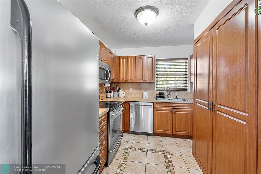 For Sale: $200,000 (2 beds, 1 baths, 990 Square Feet)