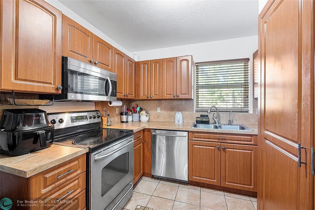 For Sale: $200,000 (2 beds, 1 baths, 990 Square Feet)