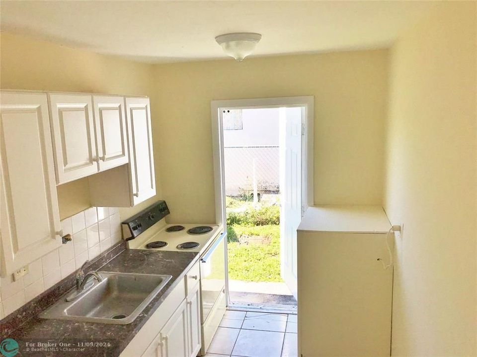 Active With Contract: $1,625 (2 beds, 1 baths, 2076 Square Feet)