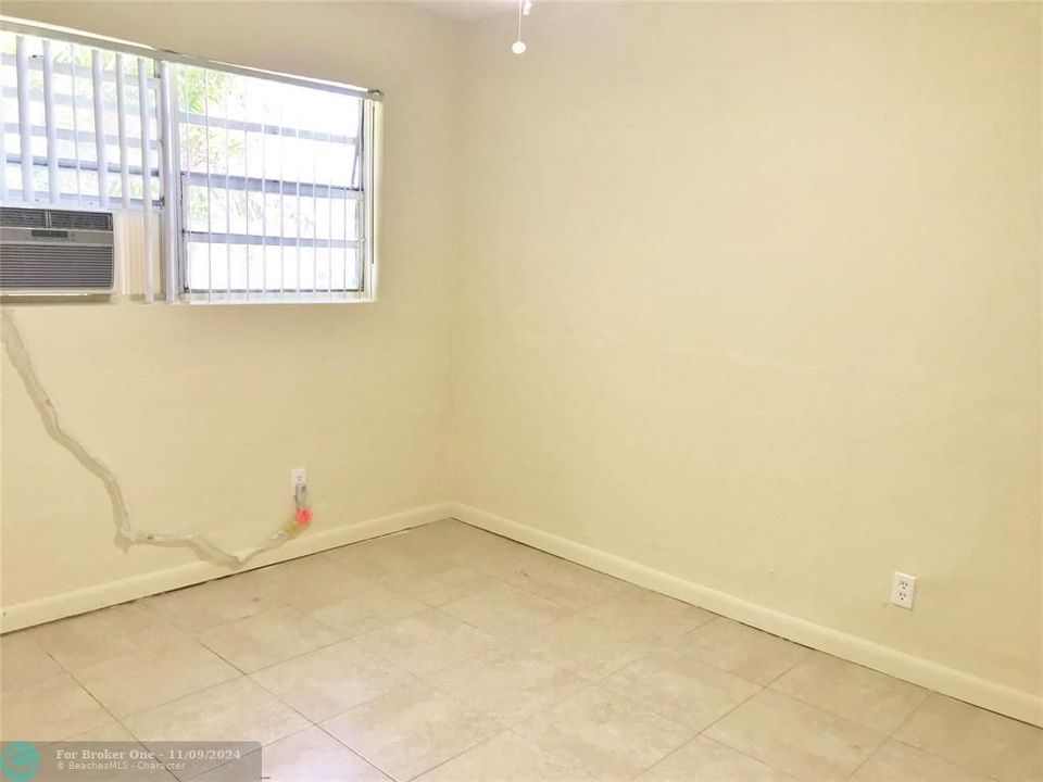 Active With Contract: $1,625 (2 beds, 1 baths, 2076 Square Feet)