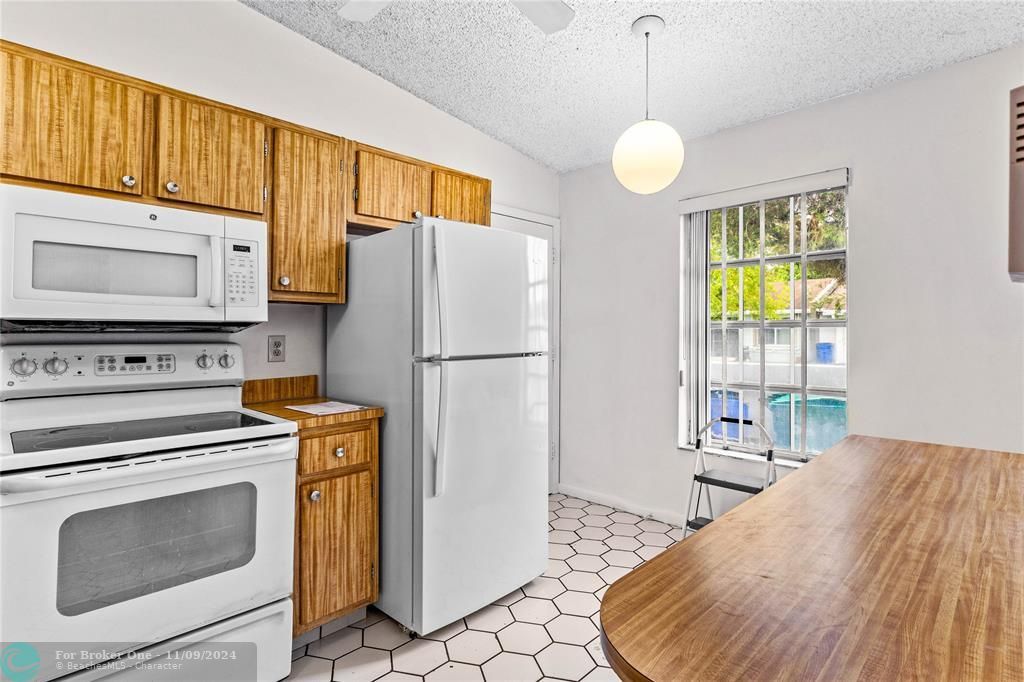 For Rent: $2,399 (2 beds, 2 baths, 1203 Square Feet)