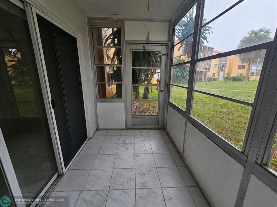 For Sale: $170,000 (1 beds, 1 baths, 695 Square Feet)