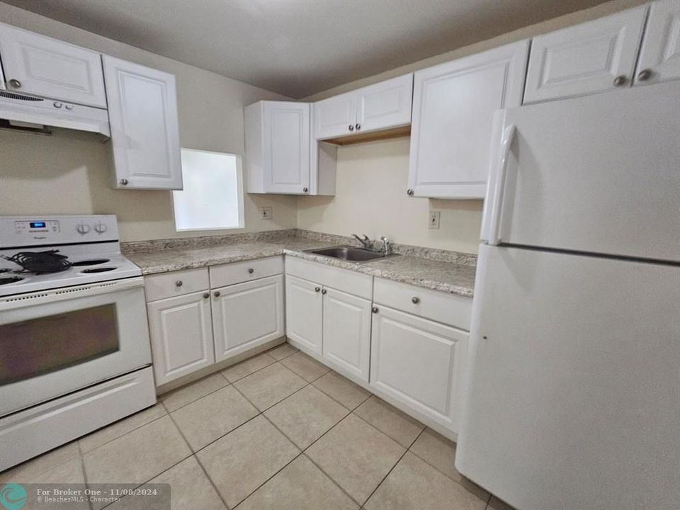 For Sale: $170,000 (1 beds, 1 baths, 695 Square Feet)