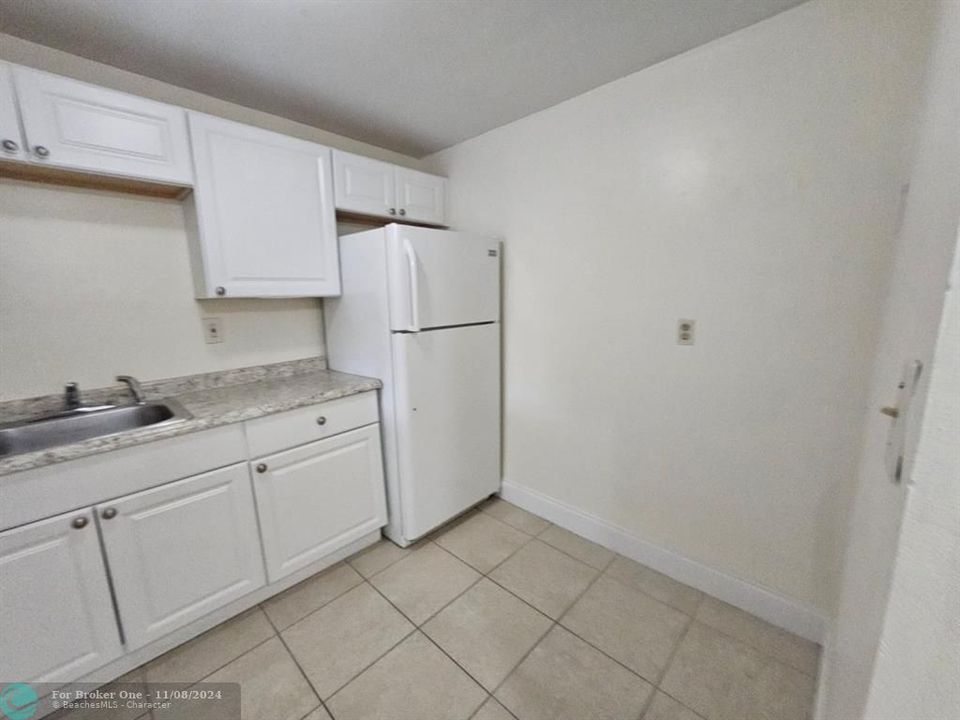 For Sale: $170,000 (1 beds, 1 baths, 695 Square Feet)