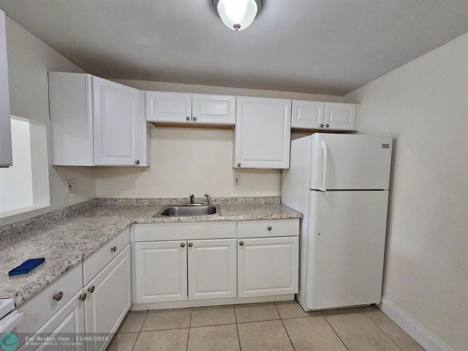 For Sale: $170,000 (1 beds, 1 baths, 695 Square Feet)