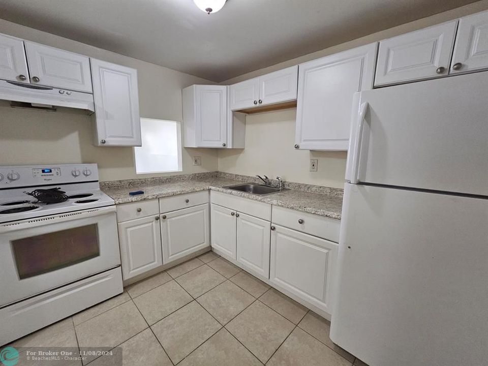 For Sale: $170,000 (1 beds, 1 baths, 695 Square Feet)