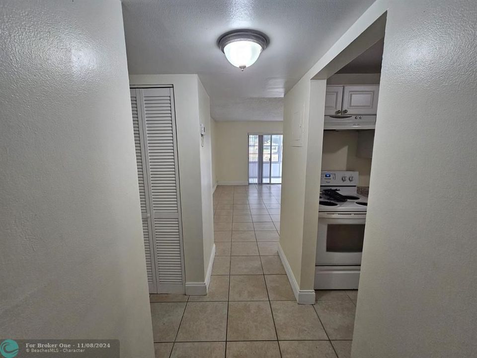 For Sale: $170,000 (1 beds, 1 baths, 695 Square Feet)