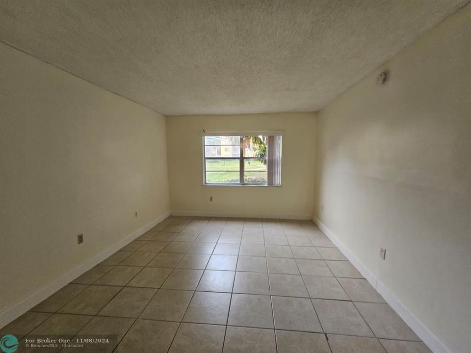 For Sale: $170,000 (1 beds, 1 baths, 695 Square Feet)