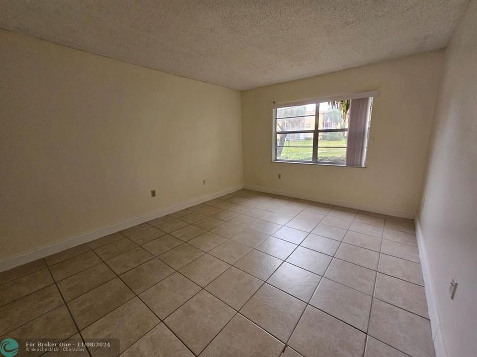 For Sale: $170,000 (1 beds, 1 baths, 695 Square Feet)