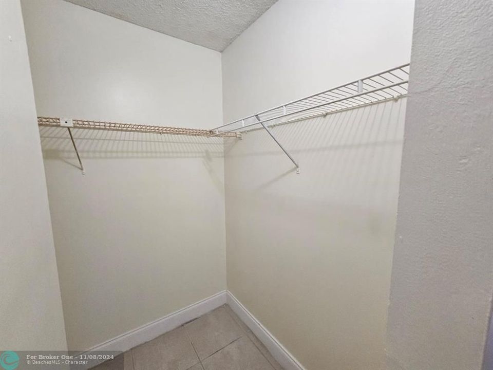 For Sale: $170,000 (1 beds, 1 baths, 695 Square Feet)