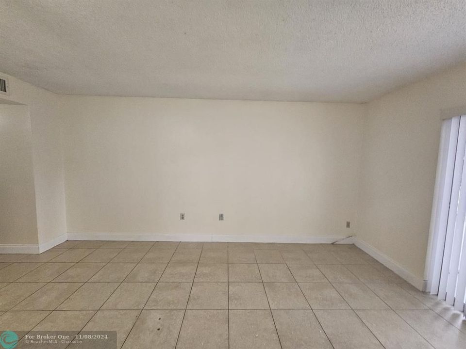 For Sale: $170,000 (1 beds, 1 baths, 695 Square Feet)