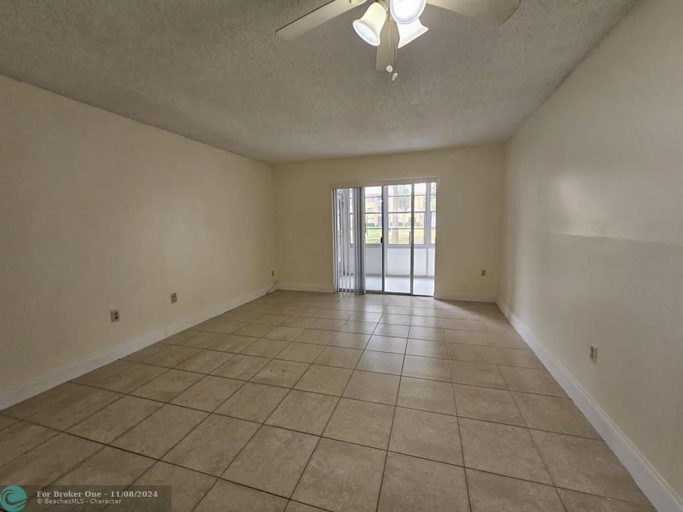 For Sale: $170,000 (1 beds, 1 baths, 695 Square Feet)