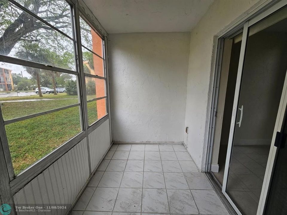 For Sale: $170,000 (1 beds, 1 baths, 695 Square Feet)