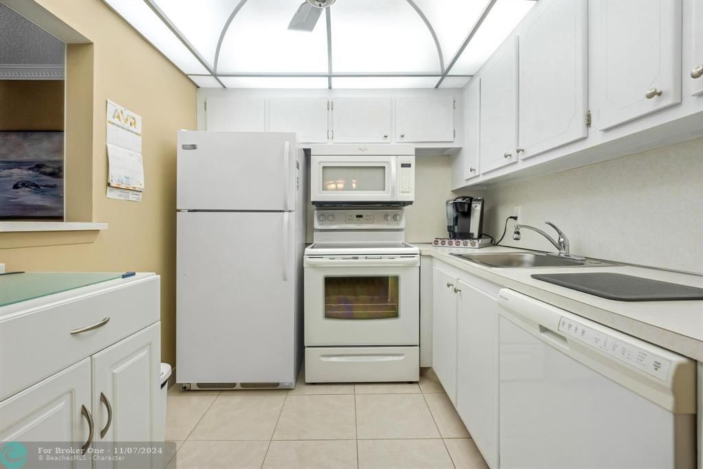 For Sale: $145,000 (1 beds, 1 baths, 700 Square Feet)