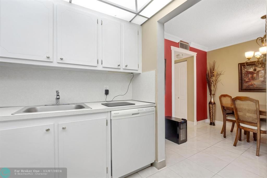 For Sale: $145,000 (1 beds, 1 baths, 700 Square Feet)