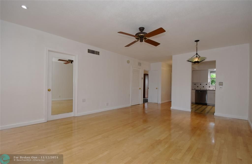 For Rent: $2,200 (2 beds, 2 baths, 873 Square Feet)