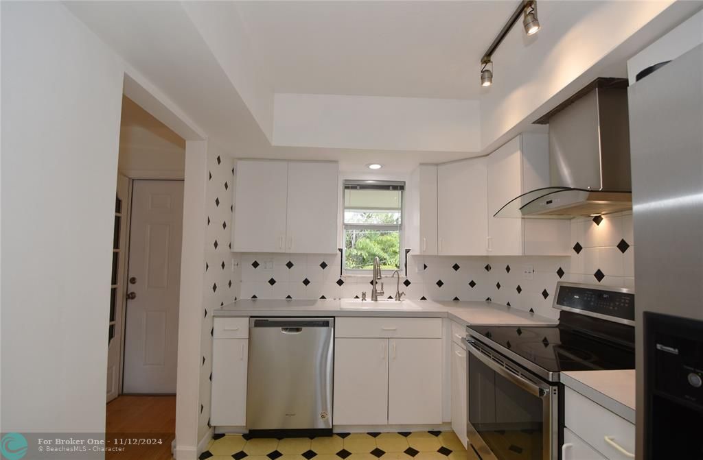 For Rent: $2,200 (2 beds, 2 baths, 873 Square Feet)