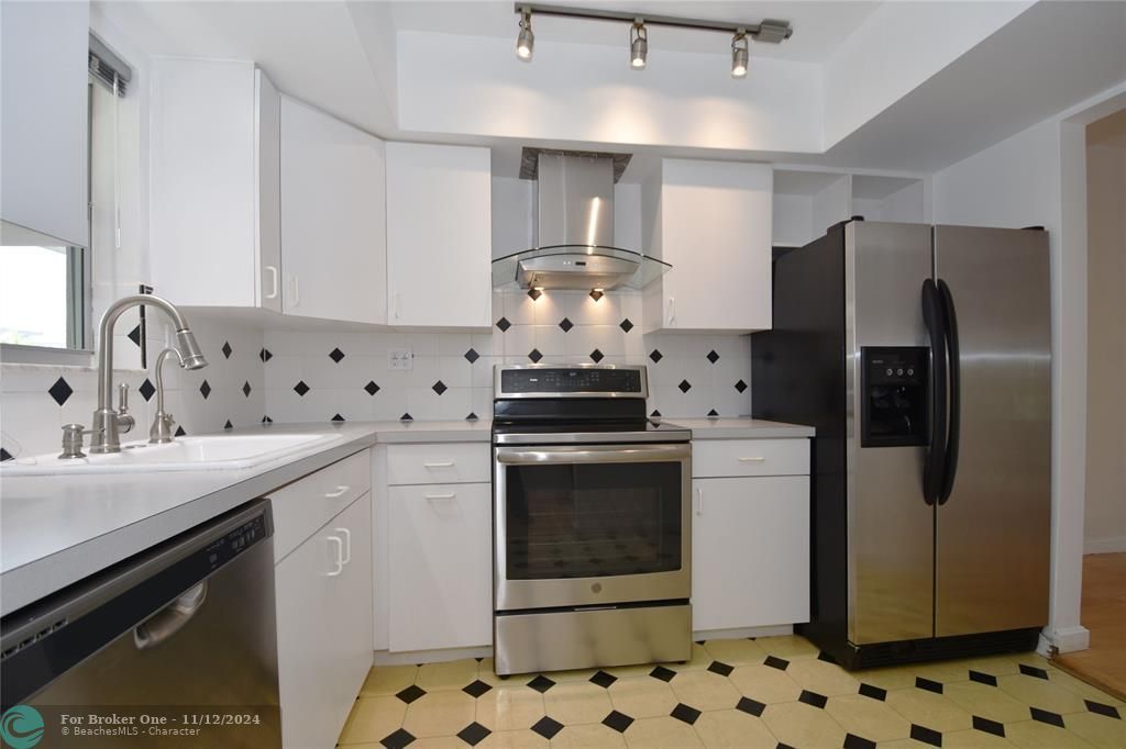 For Rent: $2,200 (2 beds, 2 baths, 873 Square Feet)