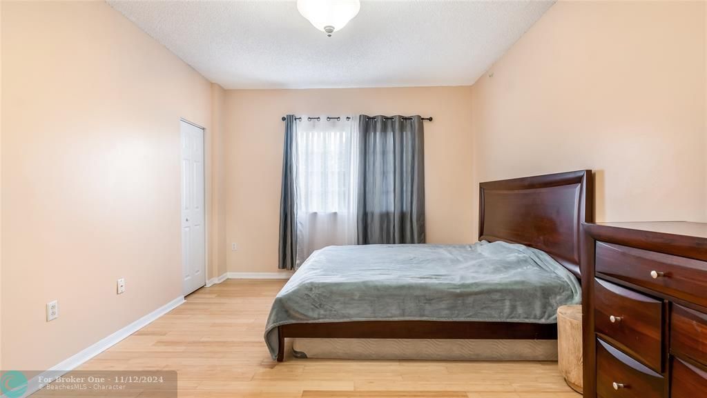 For Sale: $349,000 (1 beds, 1 baths, 878 Square Feet)