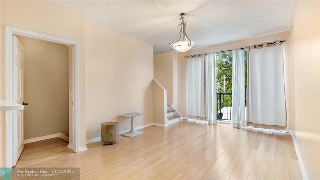 For Sale: $349,000 (1 beds, 1 baths, 878 Square Feet)