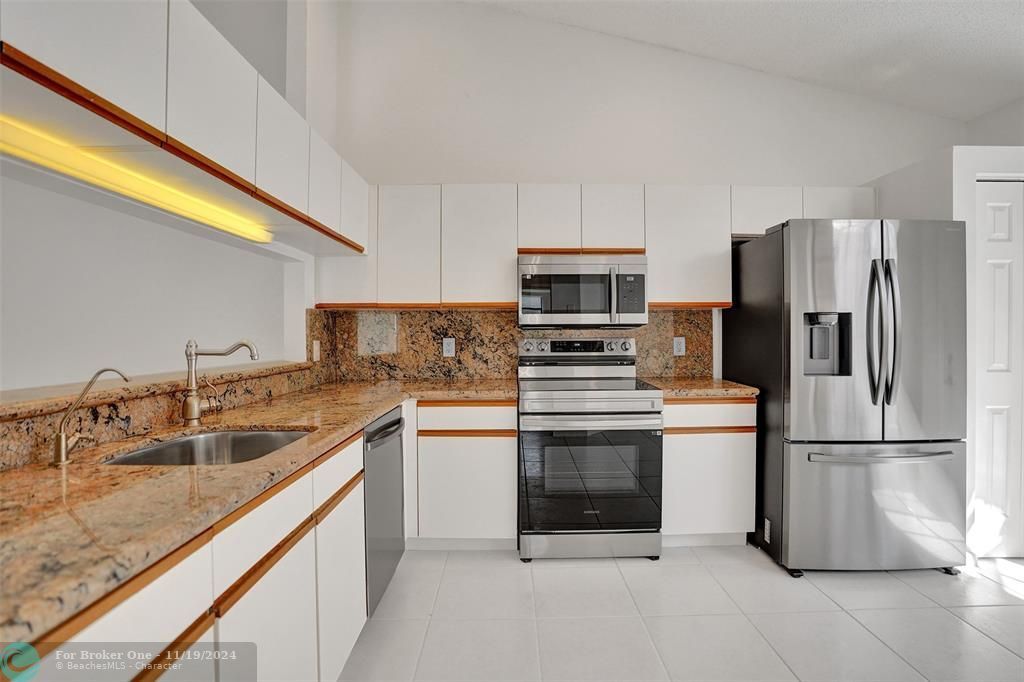 For Sale: $339,900 (2 beds, 2 baths, 1415 Square Feet)