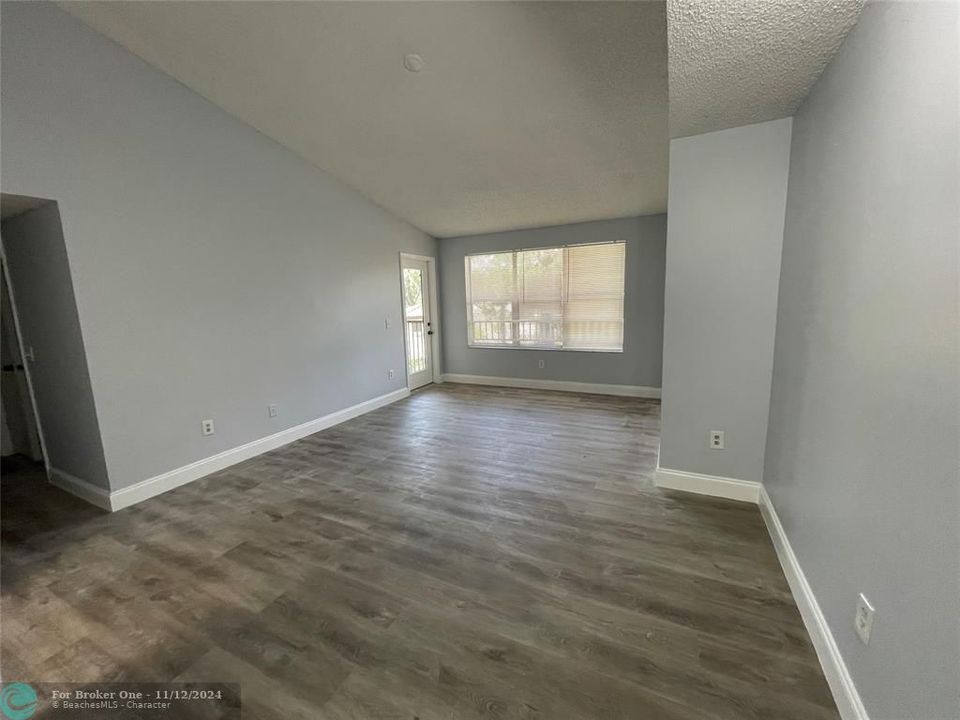 For Sale: $200,000 (2 beds, 1 baths, 900 Square Feet)