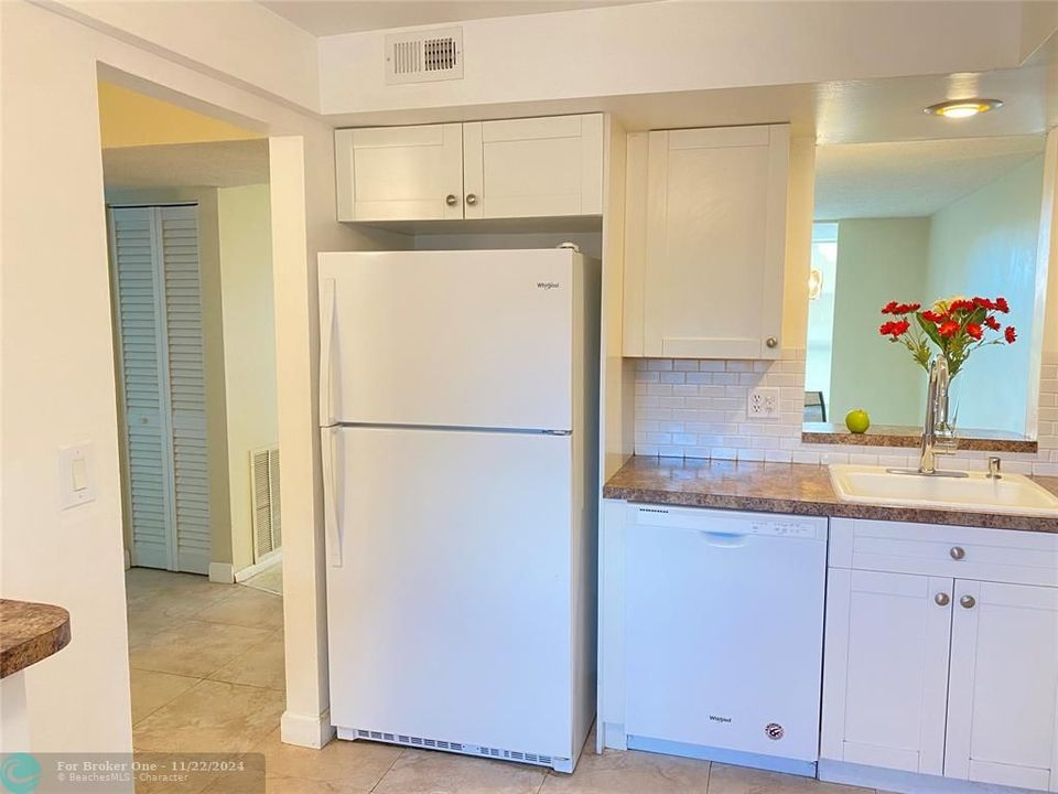 For Sale: $165,000 (2 beds, 2 baths, 1000 Square Feet)